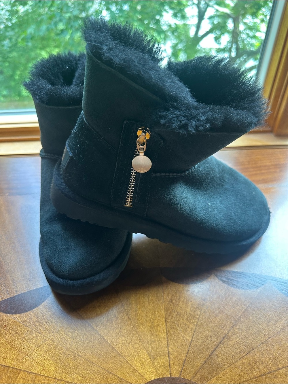 UGG Bailey Short Black Shearling Boots with Side Zip size 6